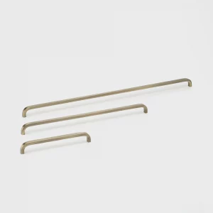 Lo & Co Curve Pull - Aged Brass