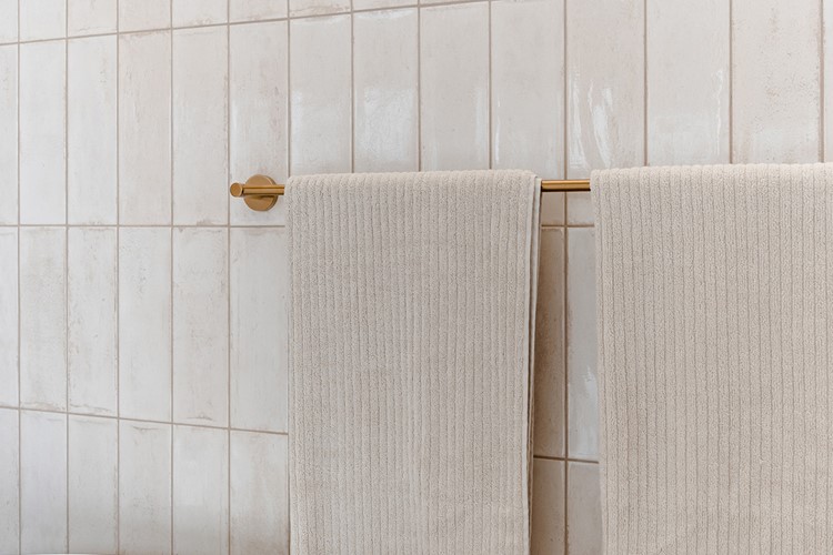ADP Soul Single Towel Rail 900mm - Brushed Brass - Image 2